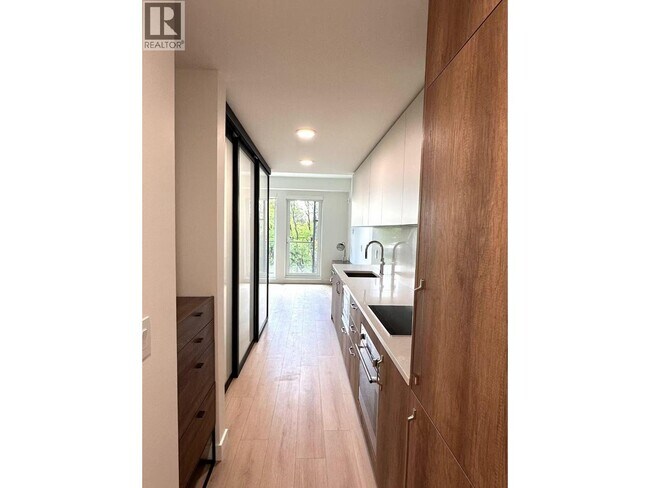 Photo du bâtiment - 133-W49 W 49th Ave