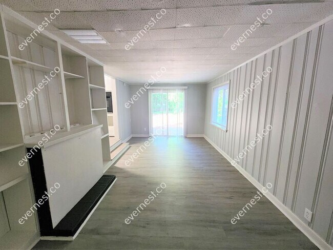Building Photo - 2005 Lilac Ln