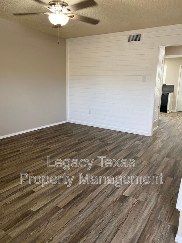 Building Photo - 1409 Courtney Pl