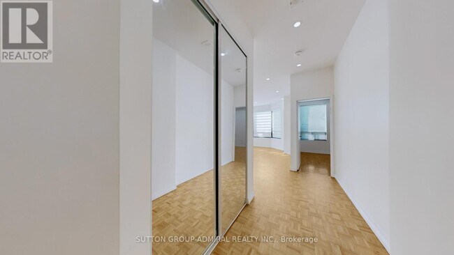 Photo du bâtiment - 7460 Bathurst St