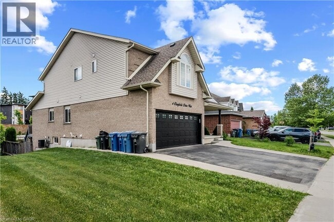 Building Photo - 4 Clairfields Dr W