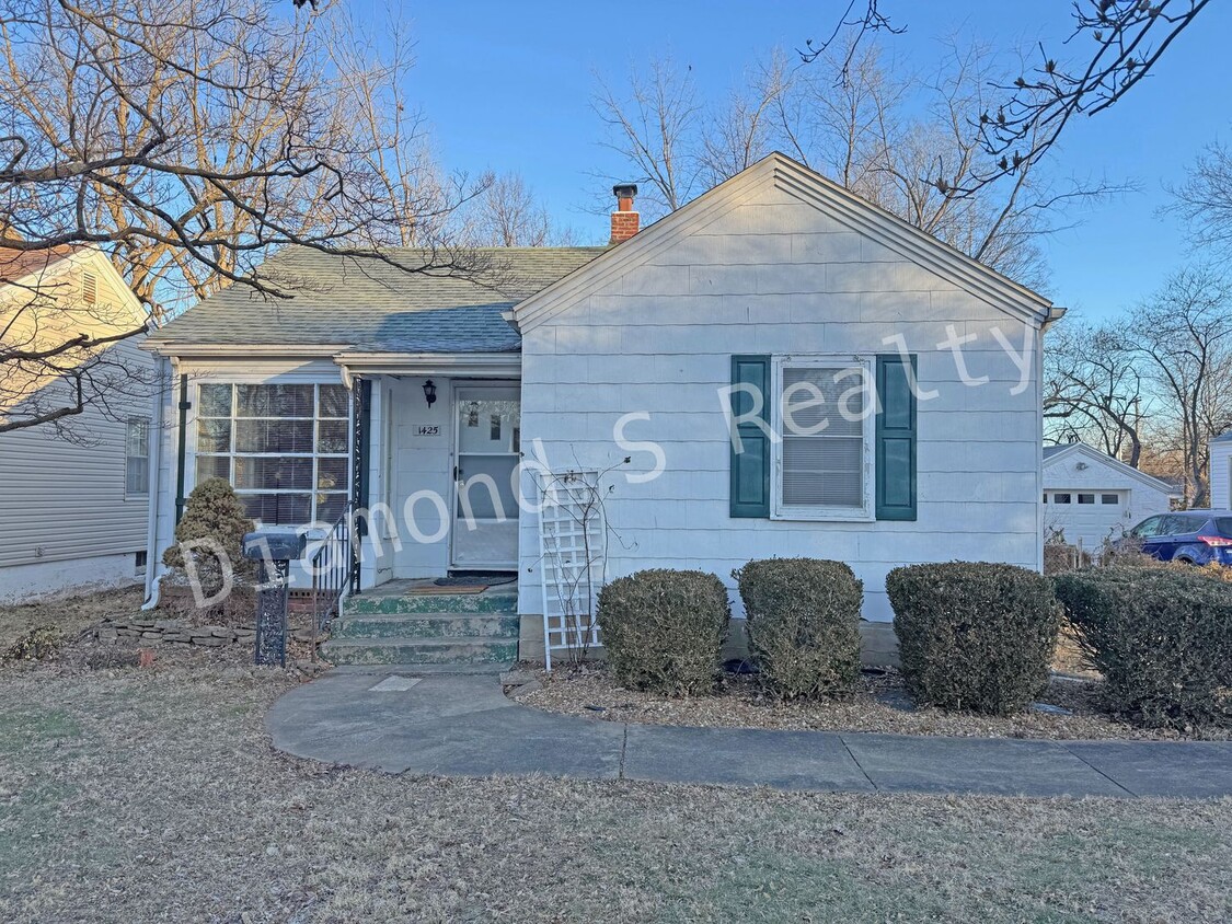 Foto principal - Cute and Clean 2 Bedroom Home Close to Mercy!