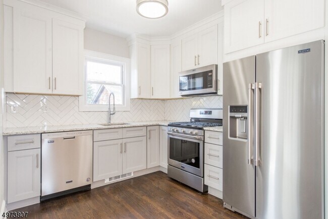 Foto del edificio - 57 Oakridge Ave