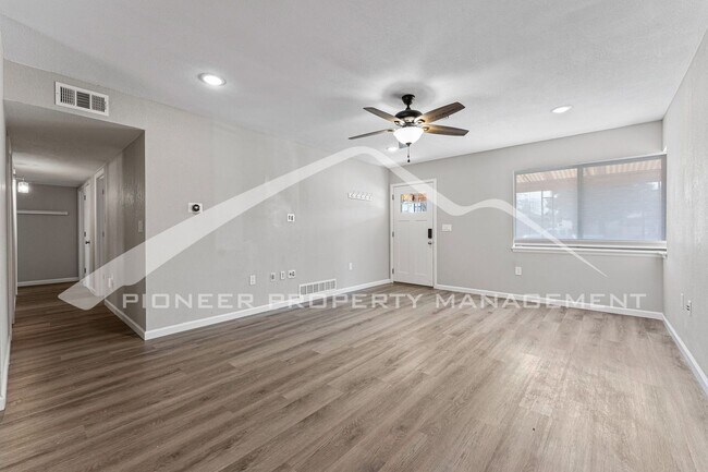 Foto del edificio - Charming Home with Washer/Dryer and Fenced...