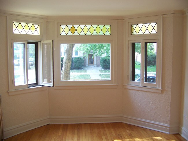 Ventanas mirador en la sala de estar - 2554 W Ardmore Ave