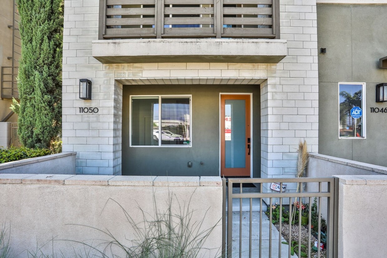 Primary Photo - 3 bedroom 2.5 bath in Gated Community
