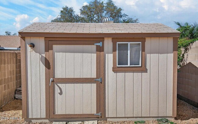 Building Photo - 1948 E Carla Vista Dr