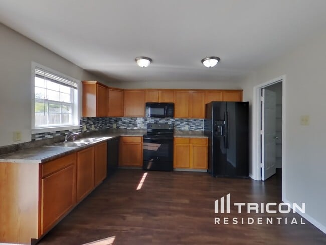 Building Photo - 7657 Charlotte Dr