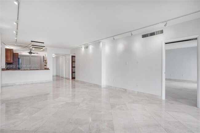 Foto del edificio - 3375 N Country Club Dr