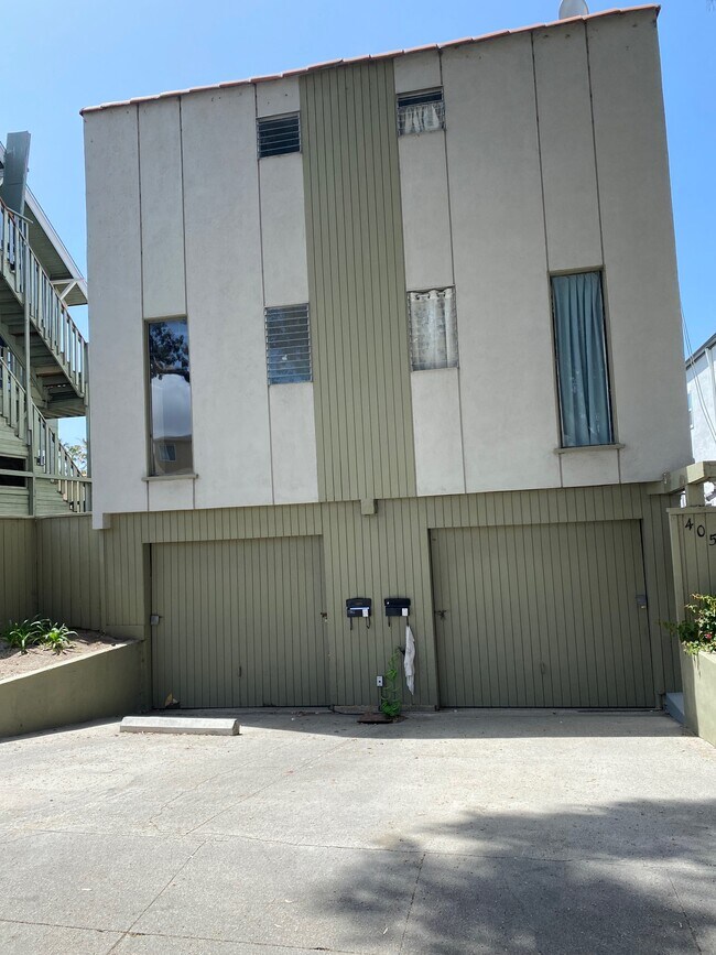 Garaje y unidad en el lado izquierdo - 405 N Broadway