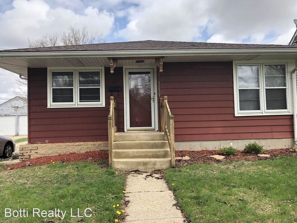 3 br, 1 bath House 2907 Summerdale Ave House Rental in Rockford, IL