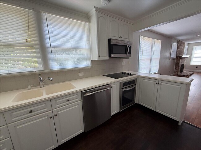 Building Photo - 5025 SW 64th Ave