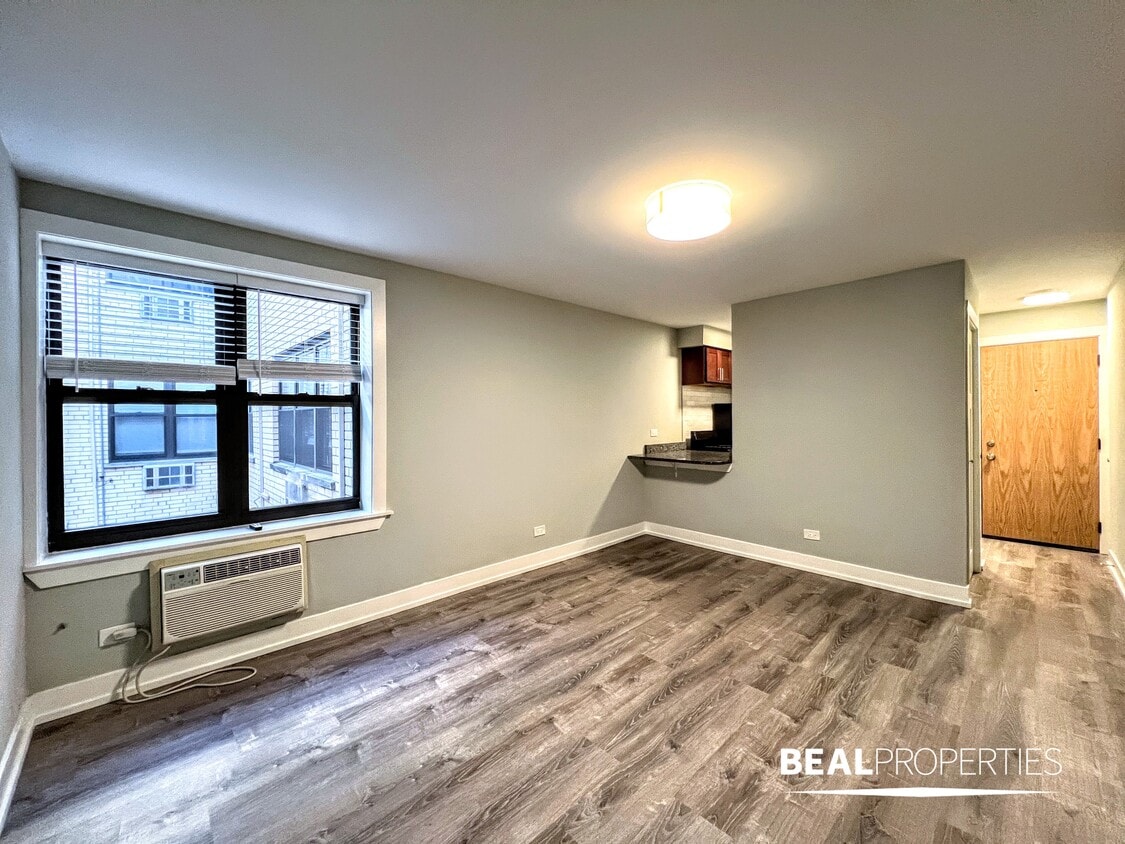 Photo - 443 W Barry Ave (Chicago, IL)