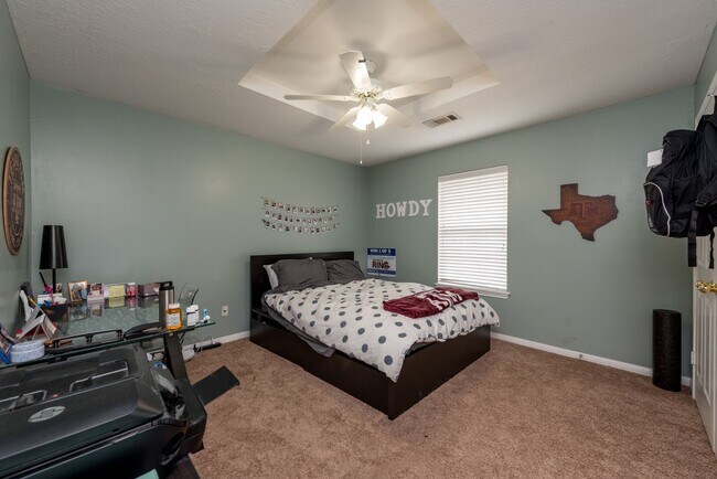 Foto del edificio - Beautiful 3 Bed, 3 Bath Minutes from Campus!