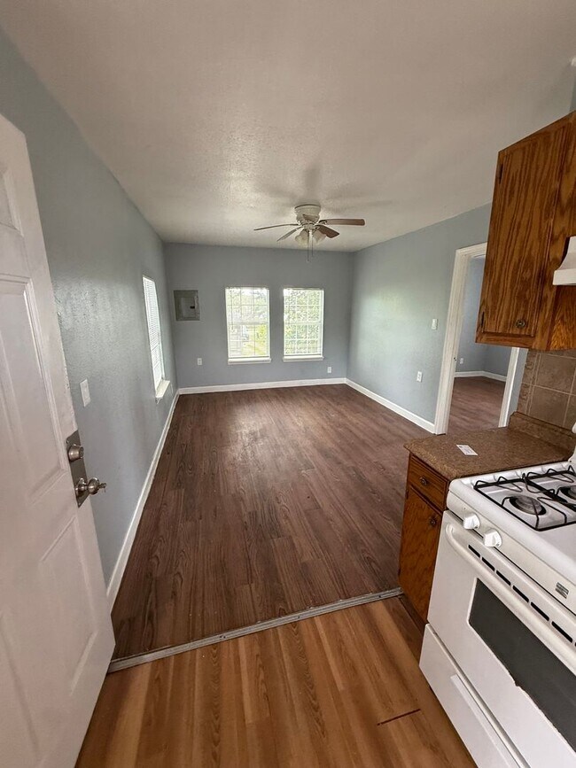 Building Photo - 2-Bedroom Asap move in!