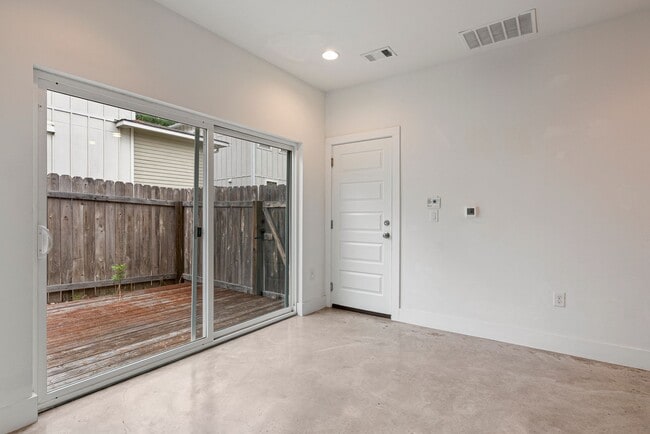Building Photo - Beautiful 2 bedroom, 1.5 bathroom home in East Austin!!!