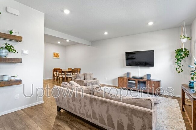 Building Photo - 876 N 18th Ave