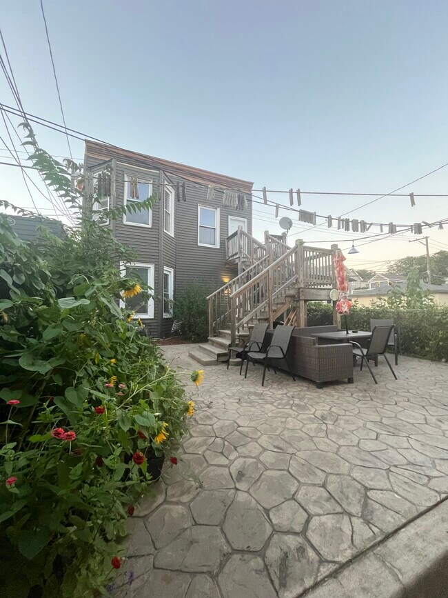 Foto del edificio - 2232 W Foster Ave