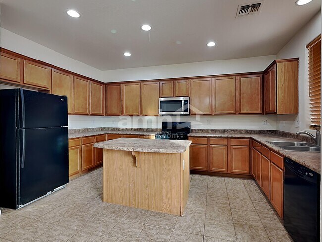 Foto del edificio - 18015 W Carol Ave