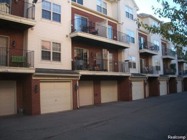 Foto principal - 652 Village Ln