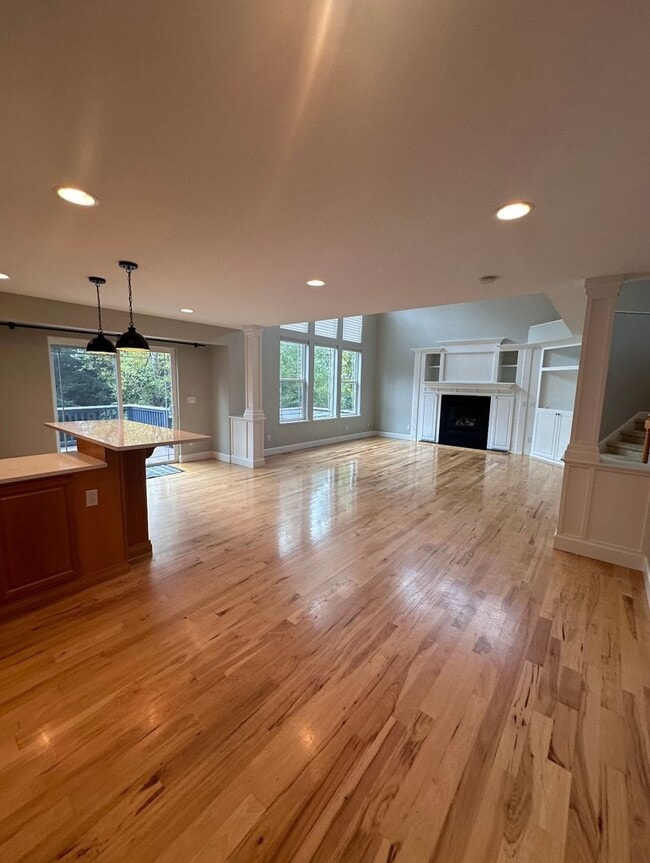Foto del edificio - Stunning 3 level home with beautiful views