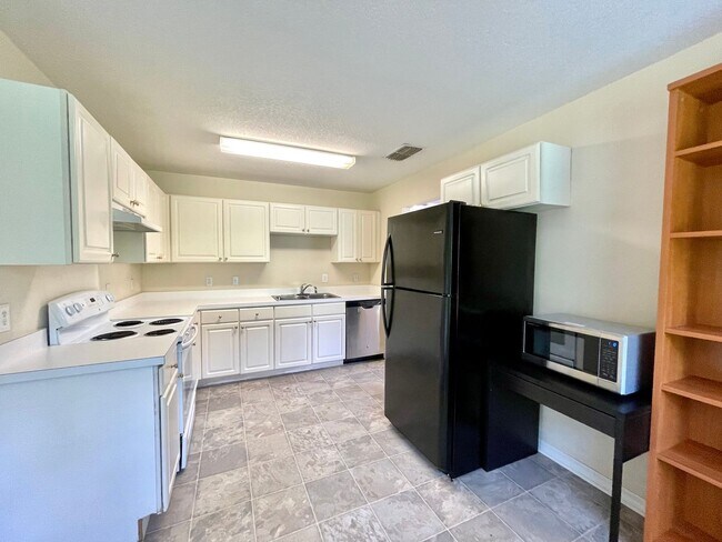 Building Photo - LARGE AND SPACIOUS 4/3 HOME IN WEDGEFIELD ...
