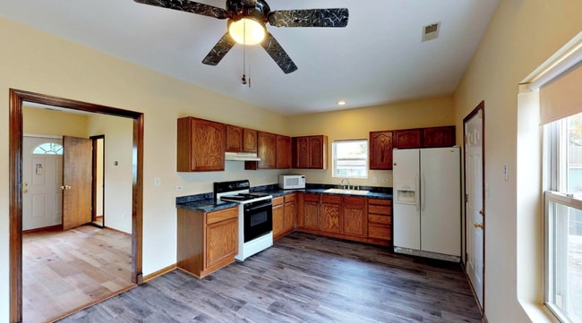 Building Photo - Spacious 2BR Home in Joliet – In-Unit Laun...
