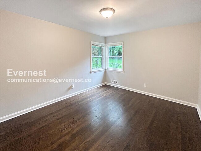 Building Photo - 3 Bed/1 Bath Home with Off-Street Parking / Pet-Friendly / Vouchers Accepted / Available Now!