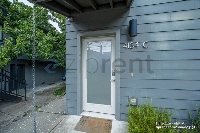 Building Photo - 4134 California Ave SW