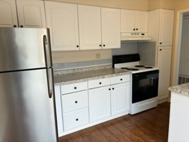 Building Photo - Charming Townhouse