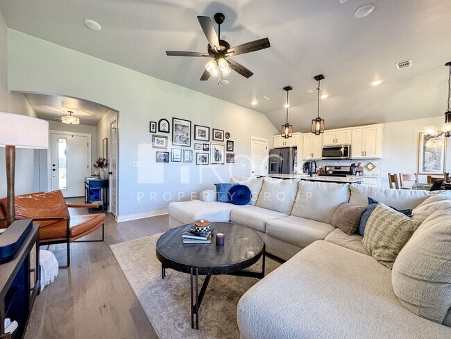 Foto del edificio - 3-bedroom home with Storm Shelter in Westmoore area
