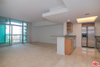 Building Photo - 13700 Marina Pointe Dr