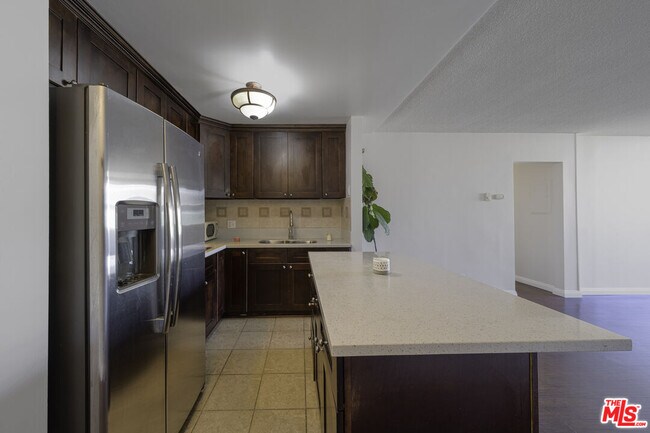 Foto del edificio - 425 S Kenmore Ave