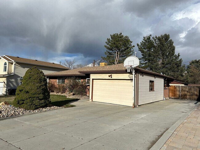 Building Photo - Spacious 5 Bed 3 Bath Home in Cottonwood H...