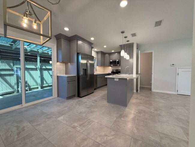 Building Photo - 10130 Hull Dr