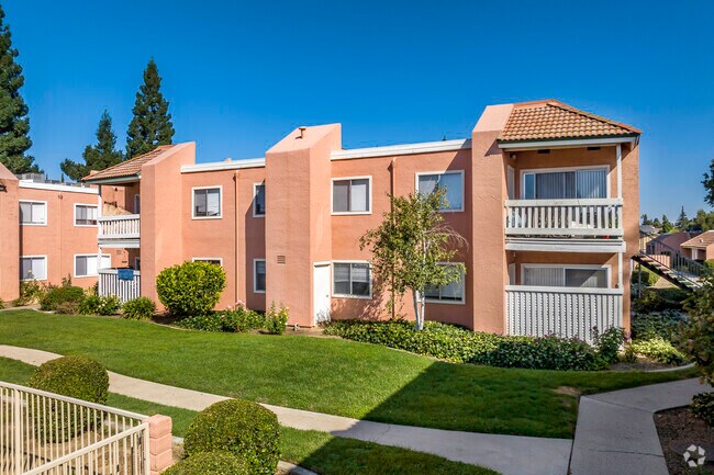 Hermosos jardines - Granada Apartments