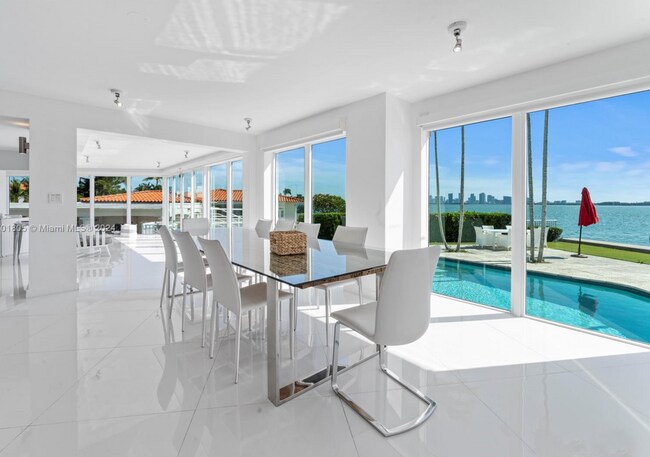 Foto del edificio - 7504 W Treasure Dr