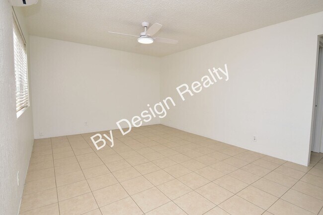 Foto del edificio - Updated 2 Bed 1 Bath Duplex with Fresh Paint, Ductless Heating/Cooling and Private Yard