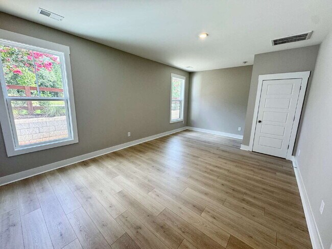 Foto del edificio - For Rent by Room - Seneca SC