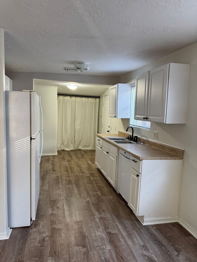 Foto del edificio - West Roseburg 2 Bedroom home with fenced yard