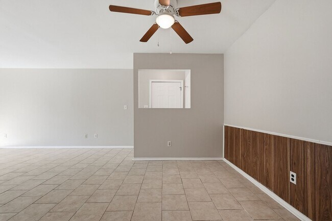 Foto del edificio - 8160 Stonebrook Dr