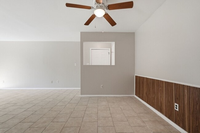 Building Photo - 8160 Stonebrook Dr