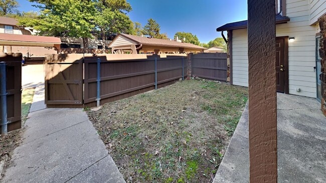 Building Photo - Welcome to this 2 bedroom, 2.5 bath home l...