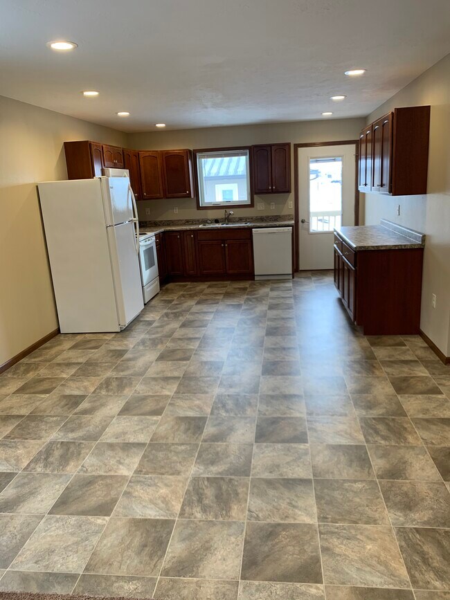 Building Photo - 427 E 3rd St