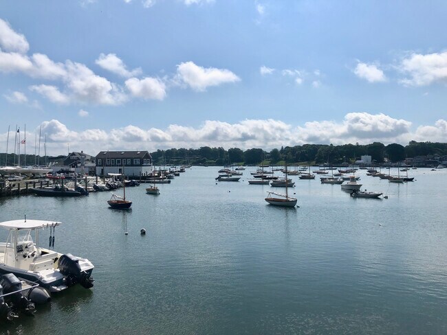 Foto del edificio - 8 Chequit Ave