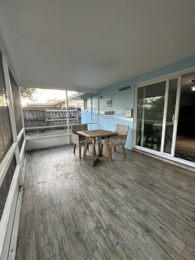 Building Photo - 649 Jacaranda St