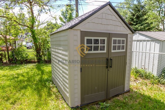 Foto del edificio - 2-Bedroom Plainfield Home with Fenced Yard & Storage Shed Available NOW!