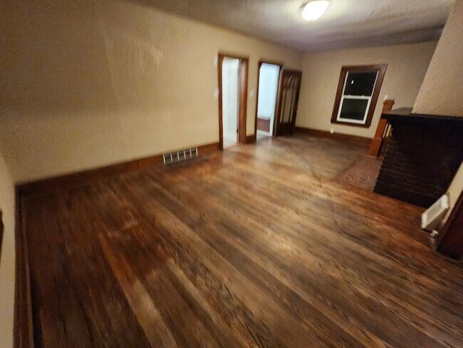 Building Photo - 4 Bedroom (+ office/den!), 2 Bathroom home...