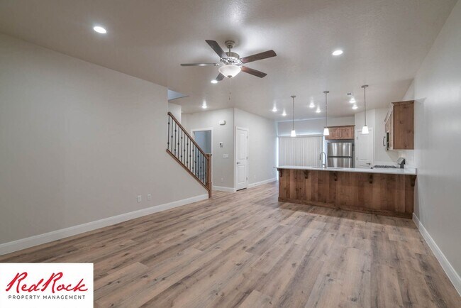 Foto del edificio - Spacious 4 Bedroom Townhome in Hurricane Heights!