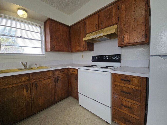 Building Photo - RENT SPECIAL - AVAILABLE NOW!